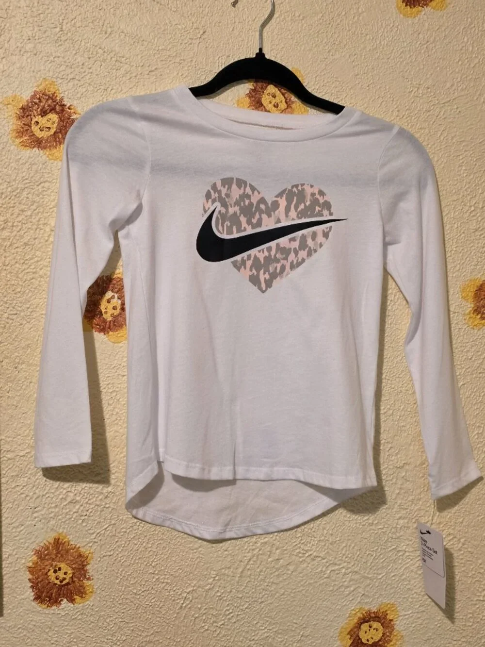 Nike Girls Leopard Heart Graphic Long Sleeve Tee NWT White Size 6X